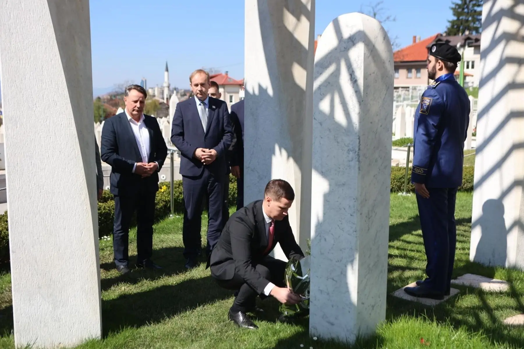 Povodom Dana Armije Republike Bosne i Hercegovine delegacija Vlade TK položila cvijeće na šehidskom mezarju „Kovači“